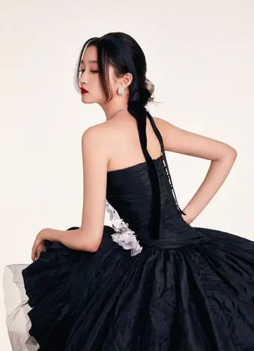 关晓彤霸气亮相电影节,穿黑裙化身暗黑公主,冷艳魔女氛围十足