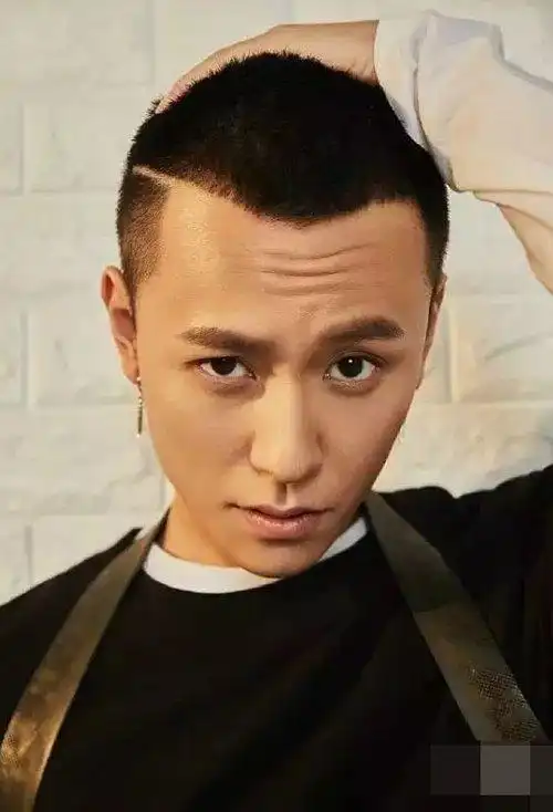 细长脸男生适合剃出的小平头发型 阳光帅酷有风味的男生短头发