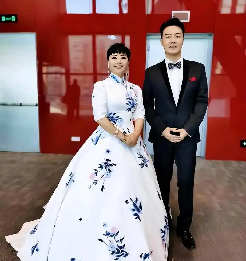 殷秀梅:再婚嫁洋丈夫,没有宝宝有遗憾