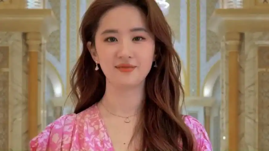 刘亦菲《玫瑰故事》杀青现场,林更新瘦成帅小伙,二人合影露笑欢乐多