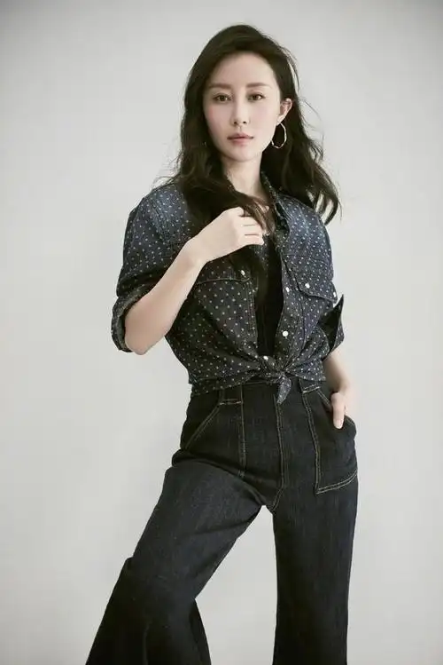 舒畅长相好高级一身牛仔装有点复古气质好似90年代港风美人