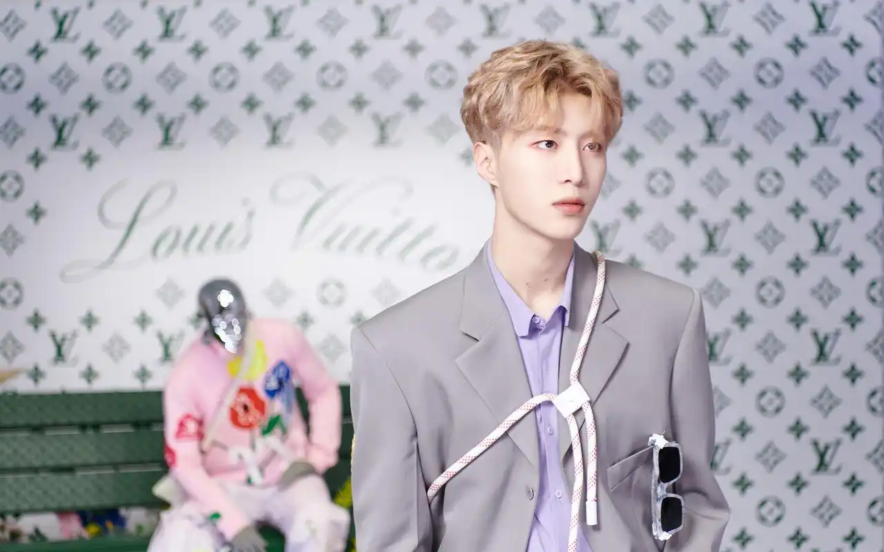 范丞丞帅气活动照图片桌面壁纸