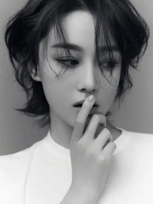 张馨予最新写真,白衬衫黑西裤又美又飒,咬着牙签邪魅一笑帅炸屏