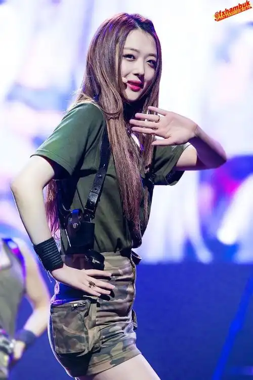 fx崔雪莉精彩舞台照曾经的乖乖女雪莉在舞台上更帅气撩人