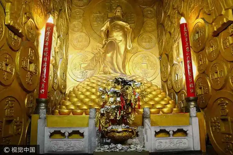 沈阳现土豪金关帝像摇钱树上布满人民币