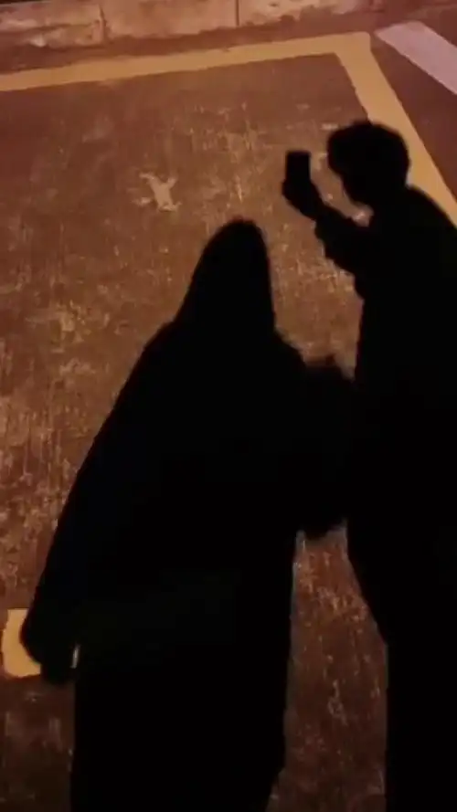 路灯下有两个影子,一个是我的,另一个也是我的 ①杯美式拿铁.