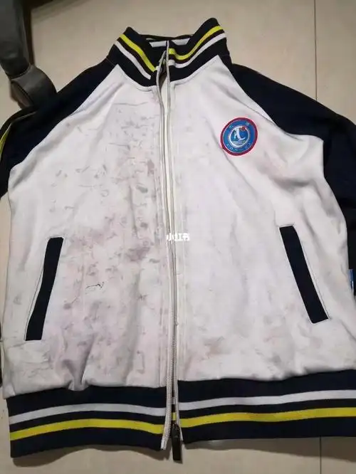 就喷上油渍克星十分钟,兑好泡泡水泡着就可以了#我的衣物护理  #校服