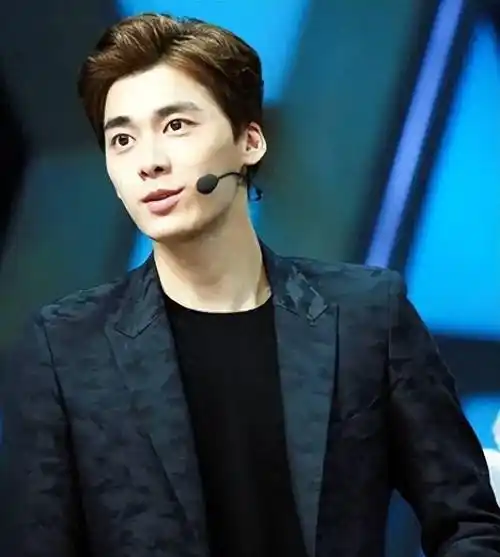 爆李易峰从东南亚出道,变卖了中国全部资产,与工作室集体出国_网友