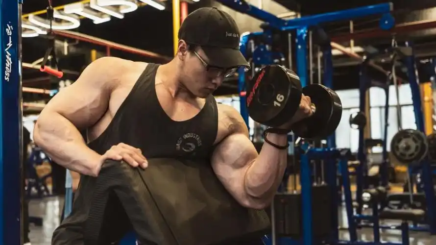 臂围52腿围77中国高富帅肌肉男碾压无数欧美巨无霸