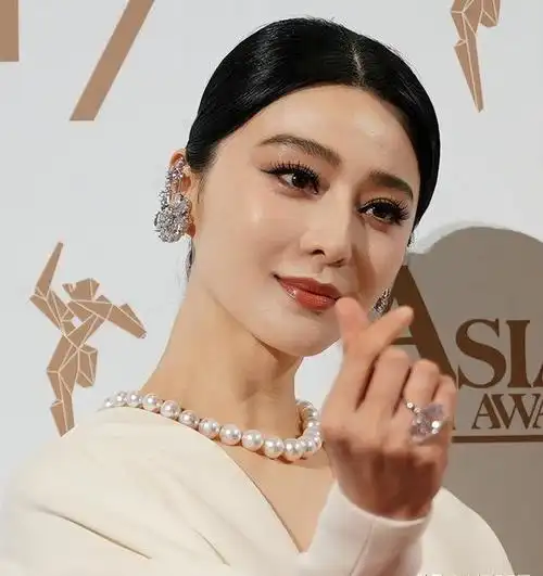 这一夜女星告诉你干干瘪瘪不叫美珠圆玉润才更有韵味