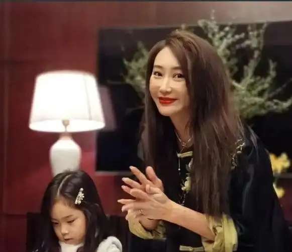 严屹宽年初一晒一家三口包饺子老公帅气老婆漂亮女儿可爱好幸福