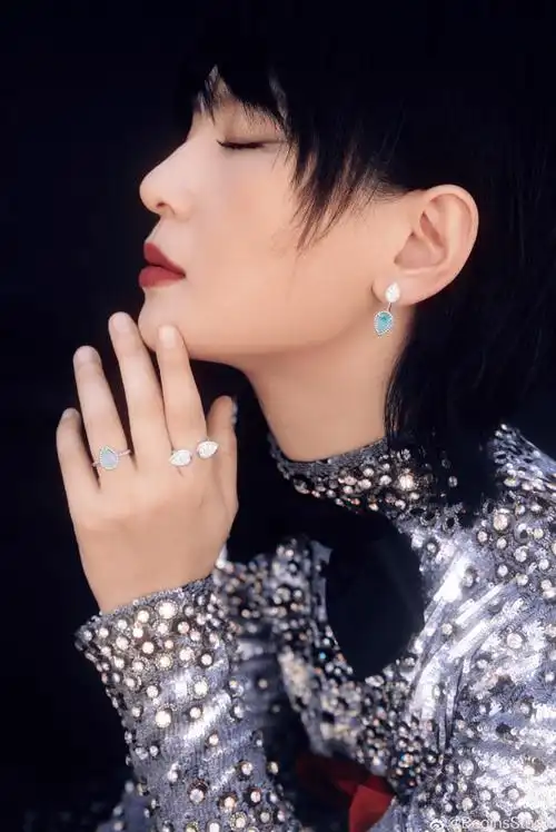 周笔畅晚会《乘风破浪》舞台,银色长裙璀璨如星,绝美_网友_大气_歌声