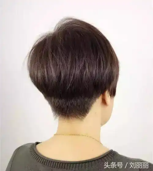 青春无敌女生铲鬓角短发