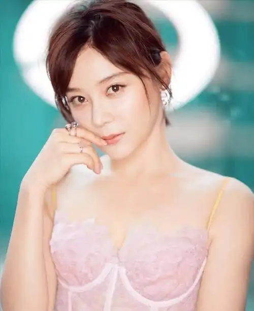 36岁袁姗姗身材管理秘诀大揭秘,饱满曲线如何炼成?美貌背后有何法宝?_