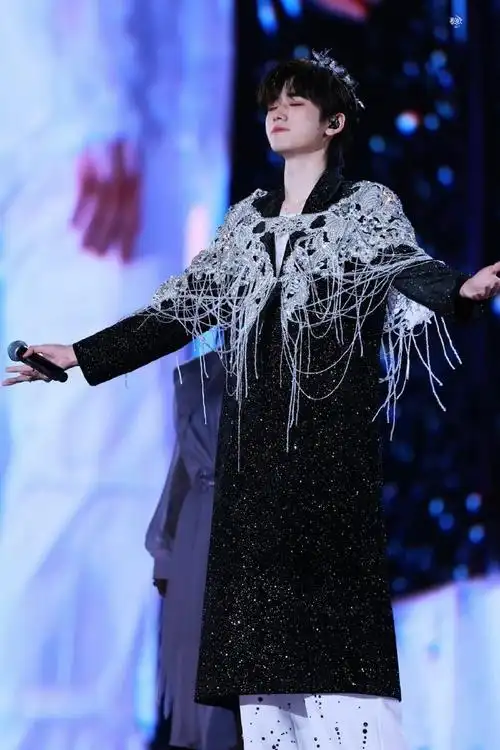 宋亚轩舞台饭拍##宋亚轩蓝色烟熏妆