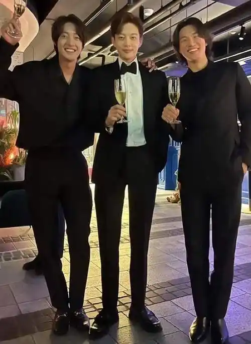 李多海婚礼内场合影太惨烈,权志龙金贤重馒化,崔始源油腻沧桑|金在中