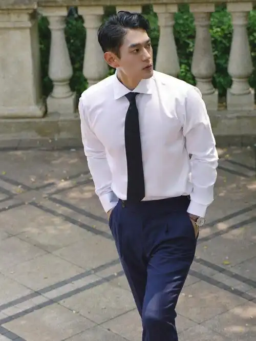 夏季男生穿白衬衫你的禁欲系男友上线