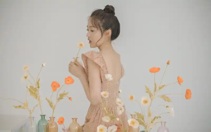 汤梦佳甜美迷人写真桌面壁纸