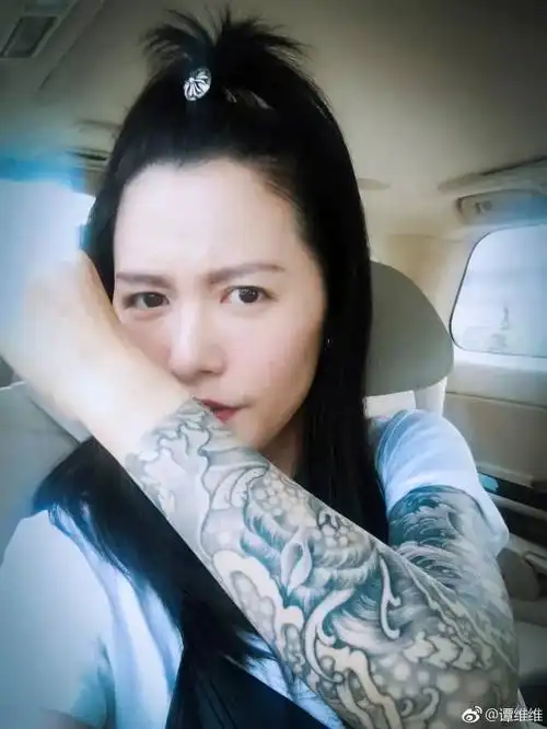 谭维维晒健身照花臂惹人注目