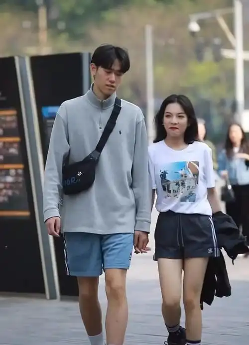 这是真爱他比女友高25cm却为女友显腿长愿穿儿童袜