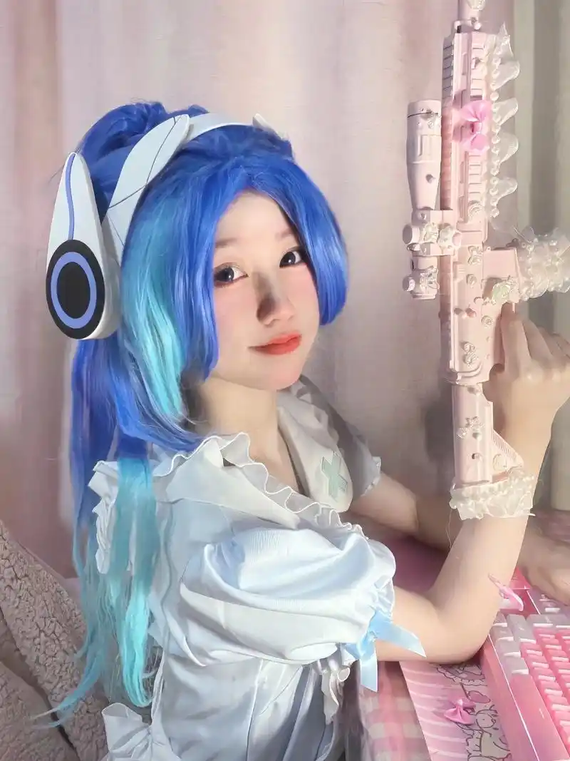 和平精英 启动!是火箭少女cos呀 把我弟的m4喷成粉色了啊