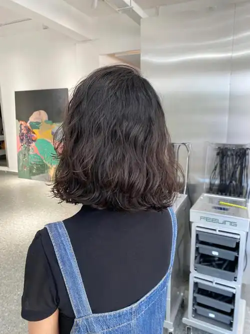 不挑脸型的齐肩烫发