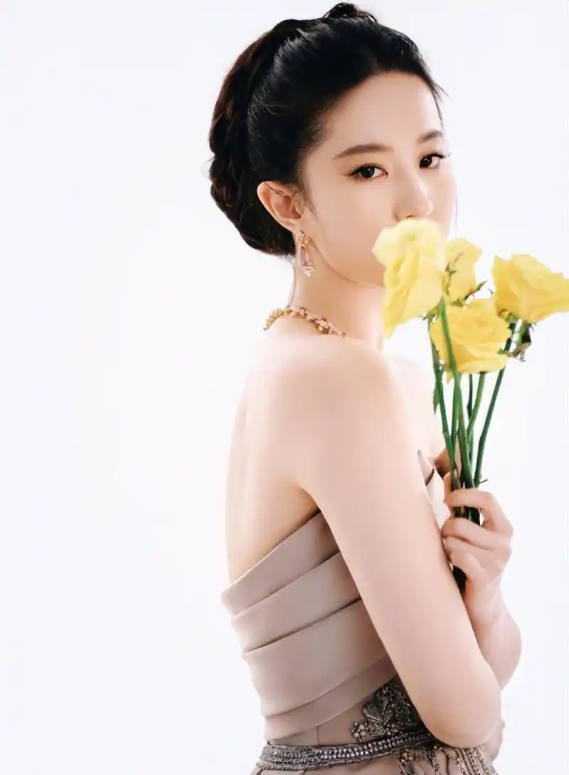 vogue盛典:古力娜扎瘦成"皮包骨",杨幂凹凸有致,刘亦菲艳压群芳