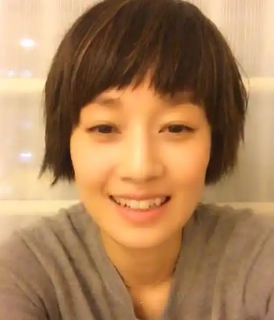 当然,最让人喜欢的是马伊琍的笑容,小虎牙太可爱了!