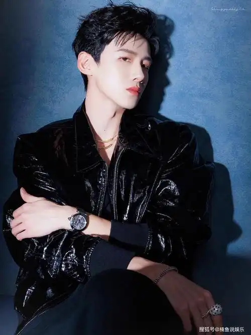 原创生图下的白敬亭有多帅?穿黑色外套尽显贵气,干练笔挺有魅力