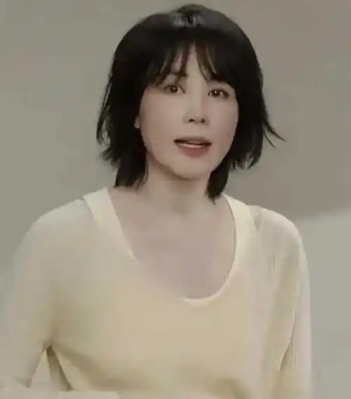 54岁王菲老到认不出!穿一身黑瘦脱相,素颜出镜与普通