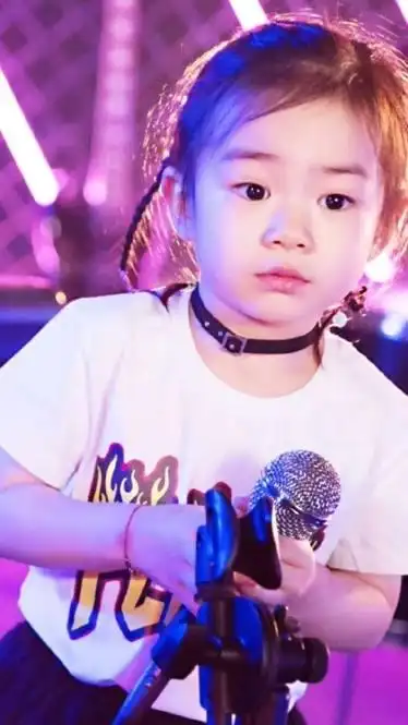 戚薇女儿lucky李乐祺可爱生活照