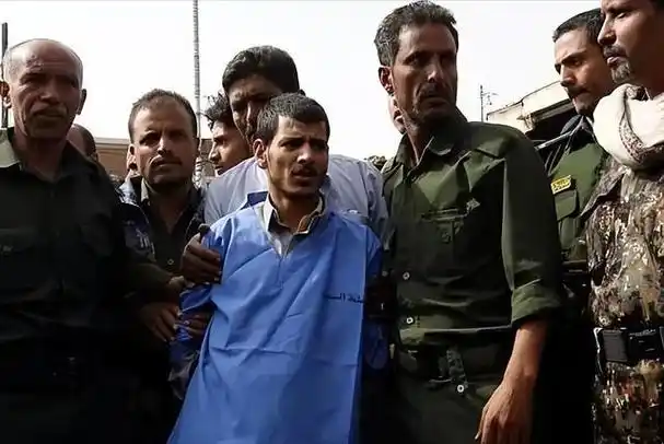 印度死刑犯枪毙录像曝光,连开十枪只打背部,为什么不一枪毙命?