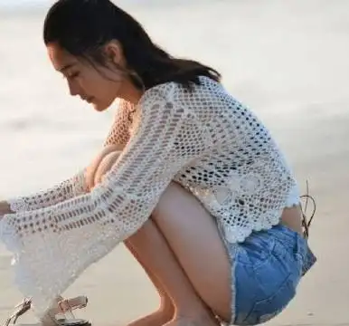 李沁的身材有多撩人蹲在沙滩上元气满满的少女