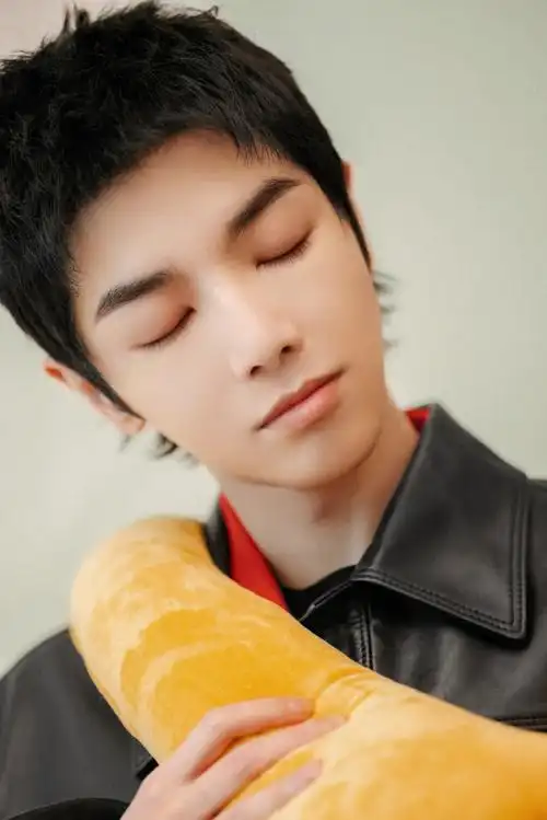 华晨宇黑色皮衣造型生日大片##祝华晨宇0207生日快乐