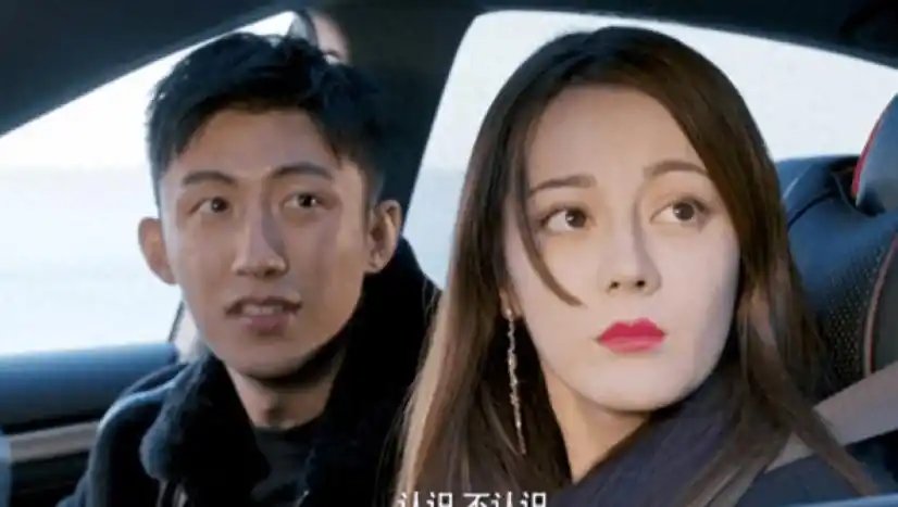 热巴时装周邀请函被称夫人疑已婚,知情人曝其与黄景瑜同游法国