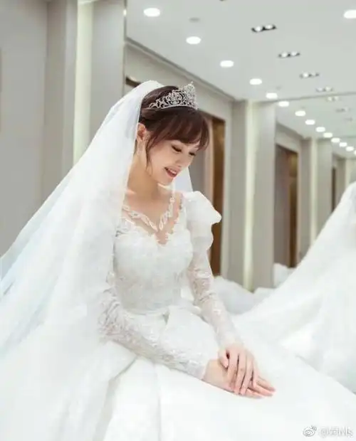 唐嫣试穿婚宴礼服照曝光,冰肌玉骨似仙女,无意识动作令粉丝害羞
