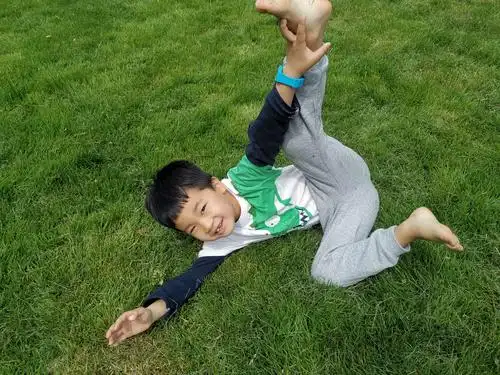 写美篇 今天我们的一天 在户外一起种小花生 在户外光脚丫踩草坪 在班