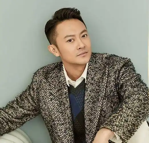 原创42岁印小天酷爱短背头发型优雅帅气不油腻冲进追光哥哥