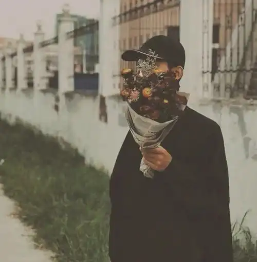 少年与捧花男生头像ins伤感孤独背影
