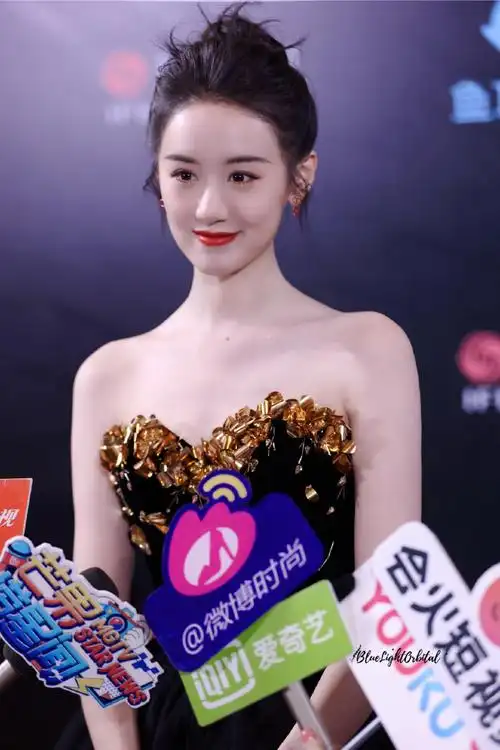 袁冰妍2021凤凰网时尚之选红毯