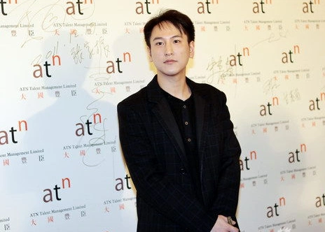 汤珈铖曾被香港媒体评价为"不爱玩乐爱工作,不爱便服爱西服",生活不仅