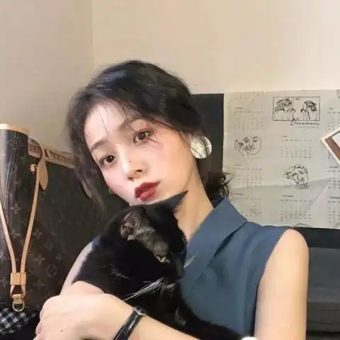 长发歪脖子自拍的清纯美女头像图片