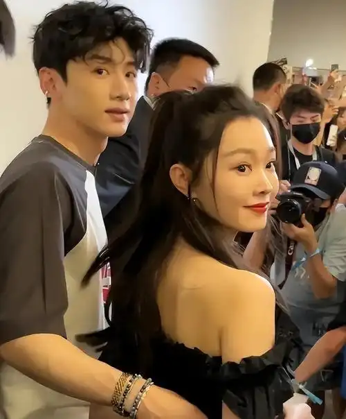 这部剧除了有白敬亭和宋轶这对真情侣cp带来热度,一众配角基本全是从