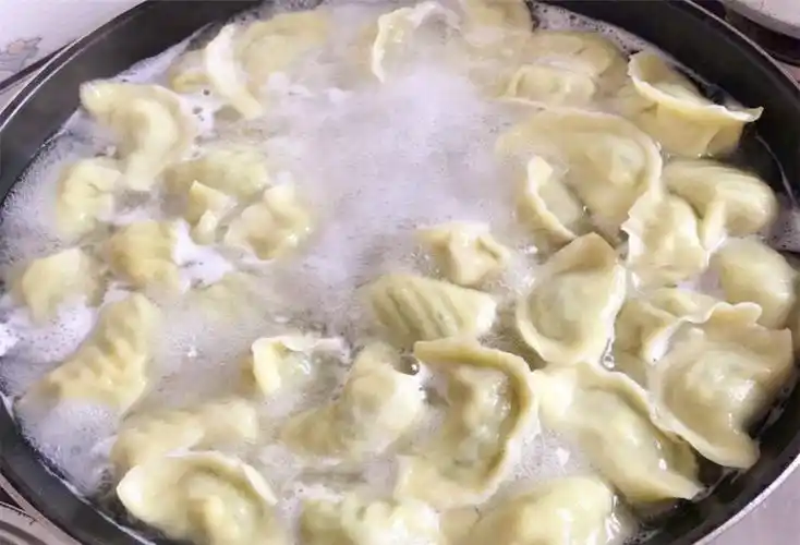 煮饺子时,下锅用热水还是用冷水?不少人弄错,难怪饺子破皮漏馅