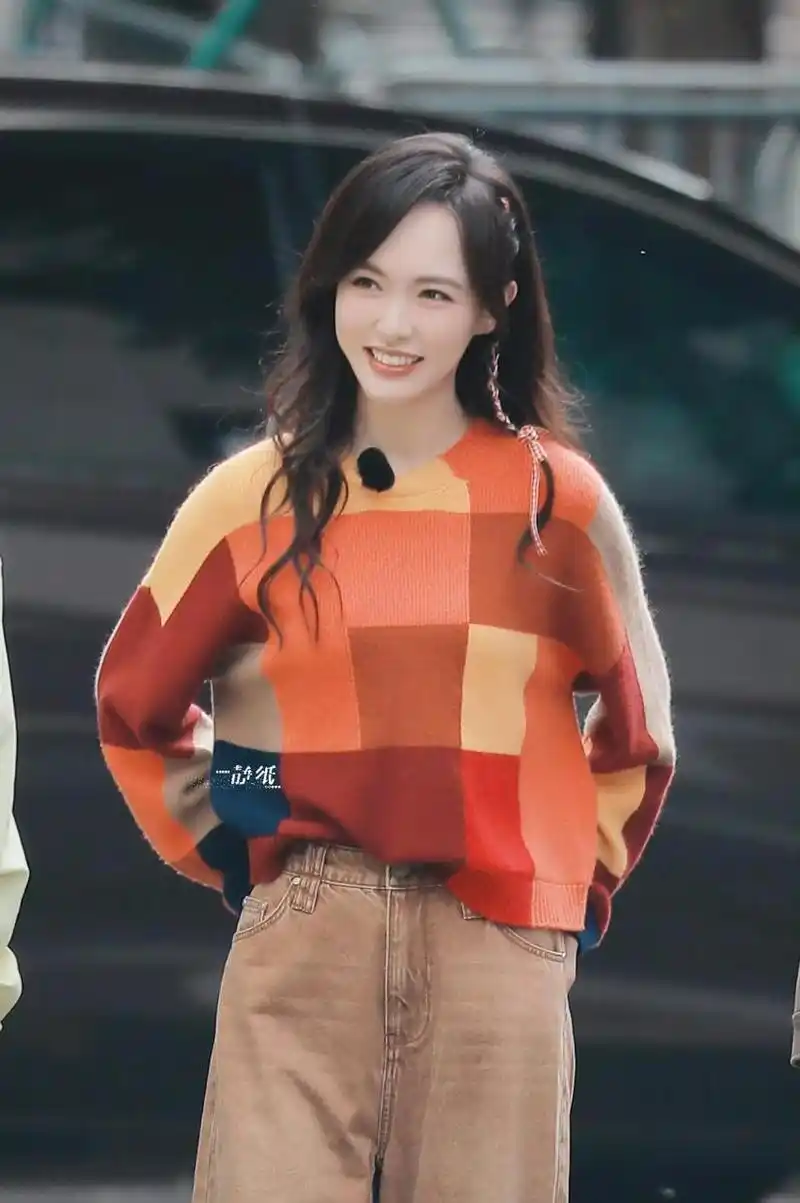 唐嫣美拉德穿搭 唐嫣录制王牌对王牌路透穿搭 美拉德撞色拼接毛衣保暖