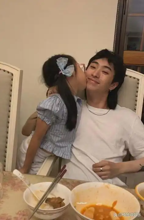 庾澄庆全家参加哈利毕业典礼现任妻子气质非凡前妻伊能静缺席