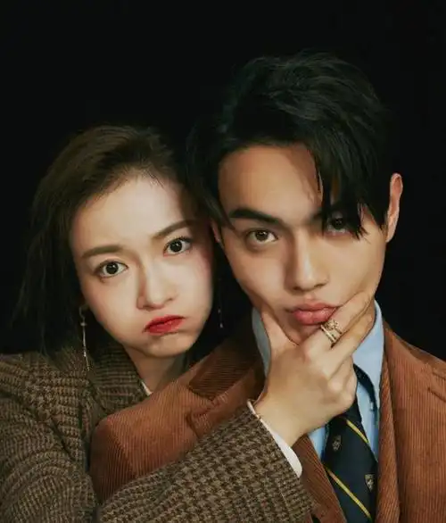 吴谨言情人节晒单人美照,绯闻男友洪尧微博停更一个月还被骂惨!