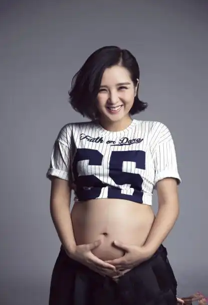 何洁顺利诞下麟儿昔日孕照回顾