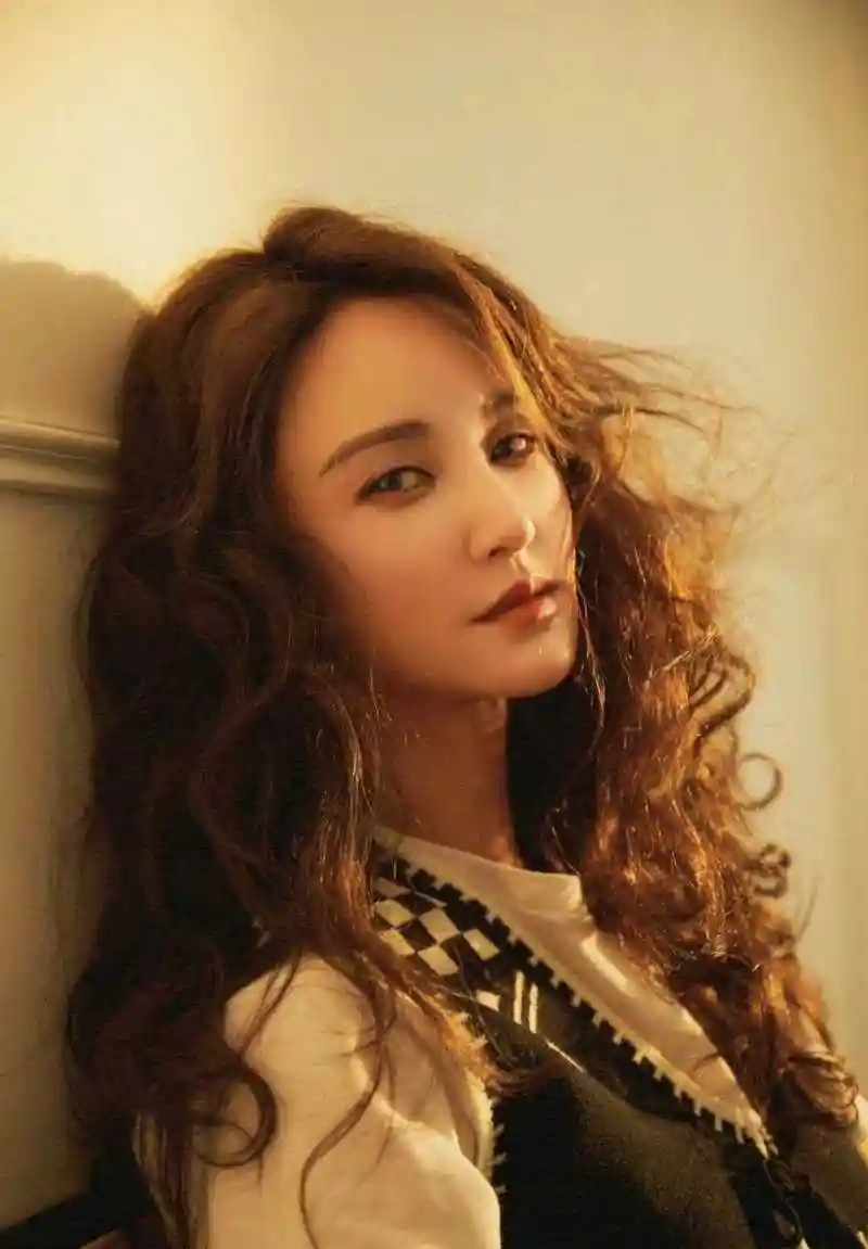 张歆艺晒照,差点没认出来,这个妆容好辣,是不一样的二姐,长卷发太好看