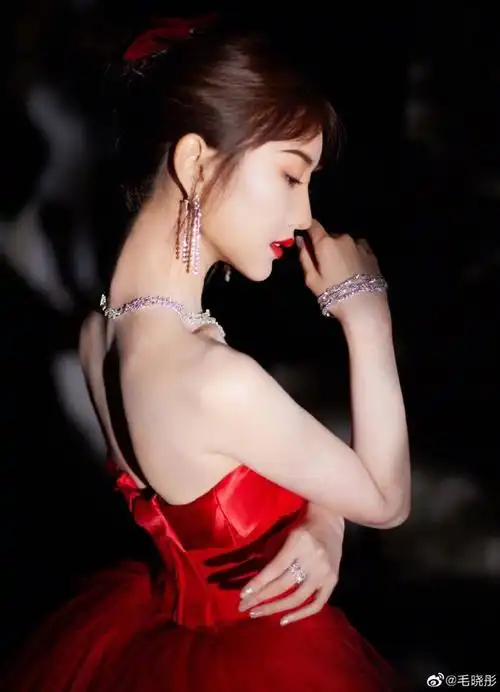 毛晓彤侧颜线条